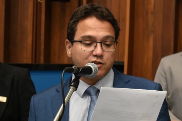 Deputado recebe documentação sobre situação financeira de 16 hospitais filantrópicos