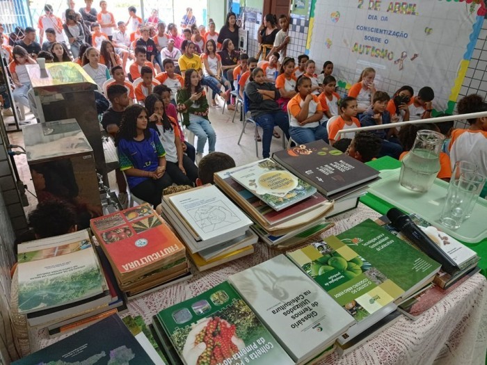 Escola em Guarapari recebe publicações da Biblioteca Rui Tendinha do Incaper
