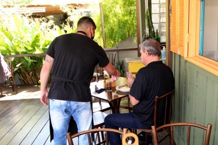 Restaurantes fazem parte do setor de serviços - (Foto: Foto: Ari Dias/AEN)