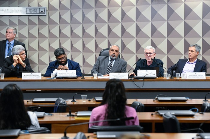 O presidente da CDH, Paulo Paim (ao centro), com participantes da audiência pública - Jefferson Rudy/Agência Senado