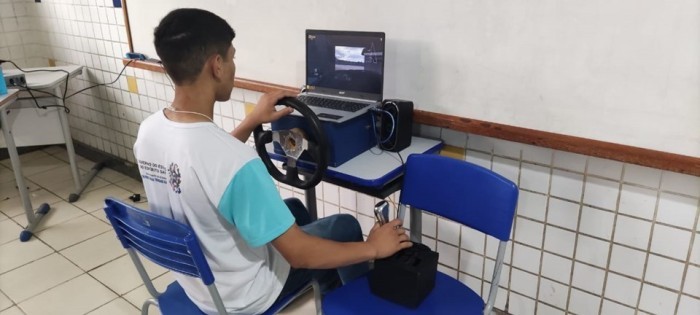 Aluno de Ibatiba constrói simulador de direção automobilístico