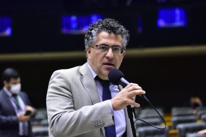 Alencar Santana: governo apresenta projetos para garantir direitos em vez de retirá-los - (Foto: Zeca Ribeiro/Câmara dos Deputados)