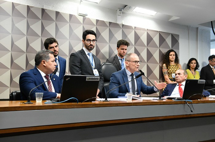 Contarato (ao centro) na instalação da comissão, na terça: reunião foi suspensa e seria retomada nesta quarta - Roque de Sá/Agência Senado