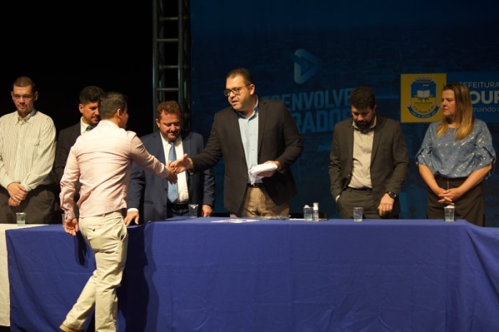 Prefeito Alan Guedes empossa 54 novos servidores municipais
