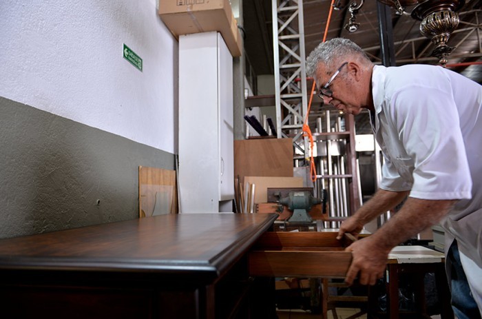 A mesa, destruída nos atos golpistas, precisou ter 63 peças coladas e 9 enxertos, disse o artesão Antônio Randall - Rodrigo Viana/Senado Federal