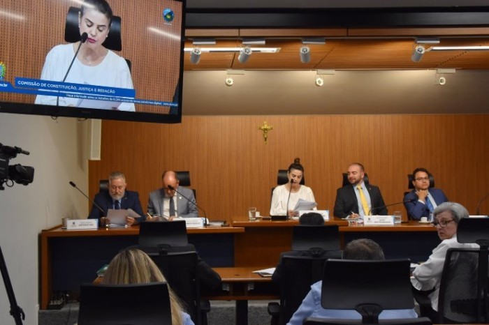 CCJR aprova parecer a projeto de combate às fake news