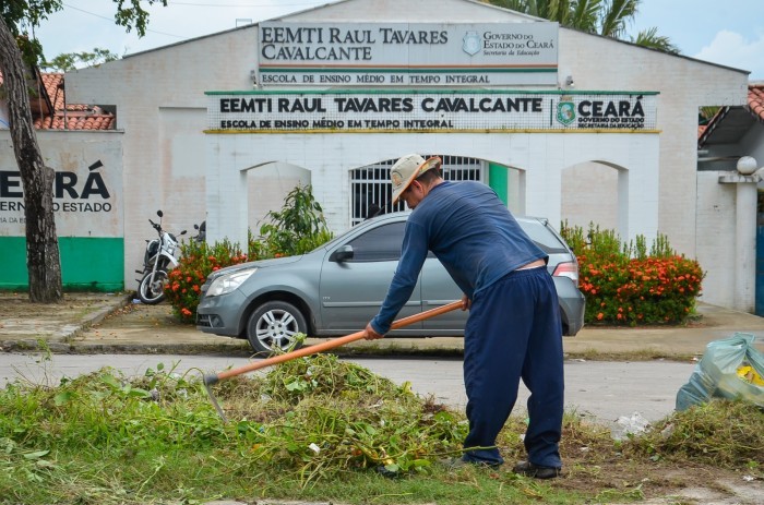Egressos realizam mutirão de limpeza na sede da Escola de Ensino Médio em Tempo Integral Raul Tavares Cavalcante