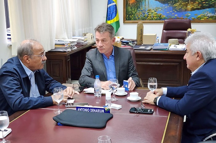 Os senadores Chico Rodrigues e Marcos Pontes com o governador de Roraima, Antonio Denarium (ao centro) - Luiz Petri/Gabinete do senador Chico Rodrigues