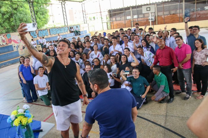 Popó, campeão mundial de Boxe, visita escola de Teresina para conhecer projeto de Artes Marciais