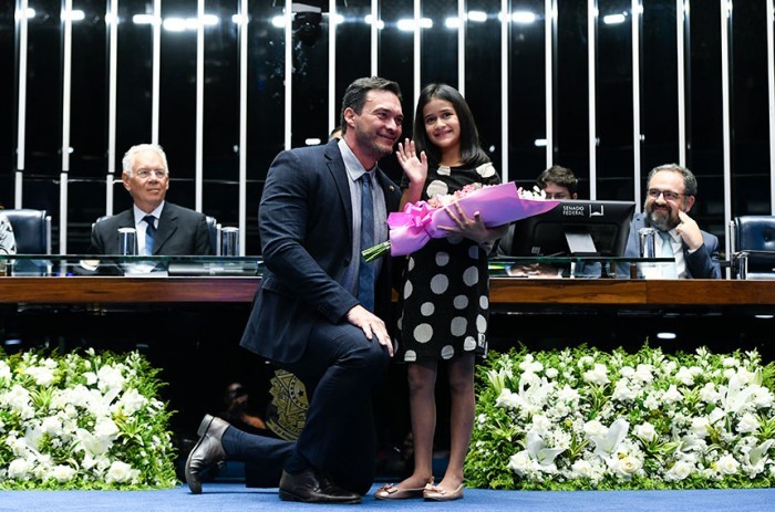 Styvenson Valentim homenageia Tiffany Carvalho, que superou um câncer quando tinha 2 anos de idade - Jefferson Rudy/Agência Senado