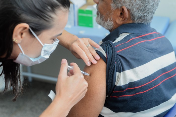 Servidores da Saúde de Palmas recebem doses de pfizer bivalente e influenza
