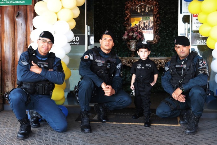 Pequenino admirador da Polícia Militar recebe surpresa em sua festa de aniversário de três anos, em Paranaíba.