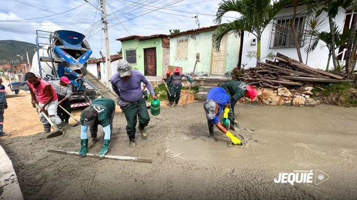 Após obra de contenção de encostas, Prefeitura de Jequié inicia pavimentação da Rua Alves Cardoso no bairro Cidade Nova