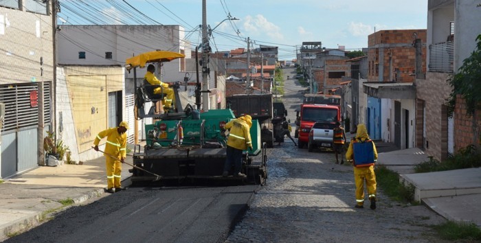 Prefeitura inicia pavimentação asfáltica na rua Alto do Paraíso