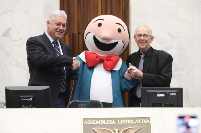Solenidade acontece na noite desta terça-feira (18), no Plenário da Assembleia. / Créditos: Orlando Kissner/Alep