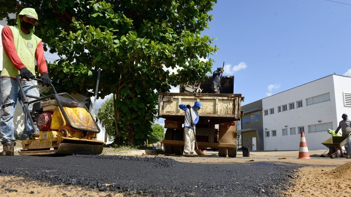 Setores Santa Bárbara, Morada do Sol e Bertaville recebem serviço de tapa-buraco
