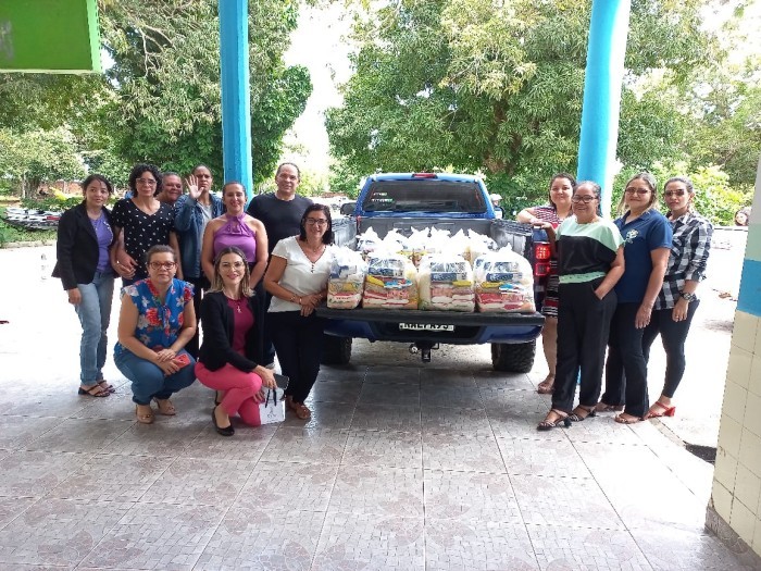 Representação da Educação em Cruzeiro do Sul arrecada meia tonelada de alimentos para doação