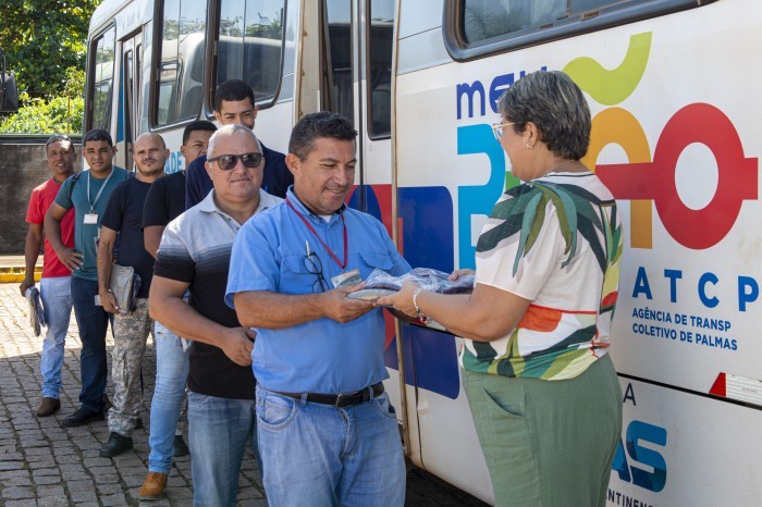 ATCP realiza entrega de novos uniformes para servidores do transporte público