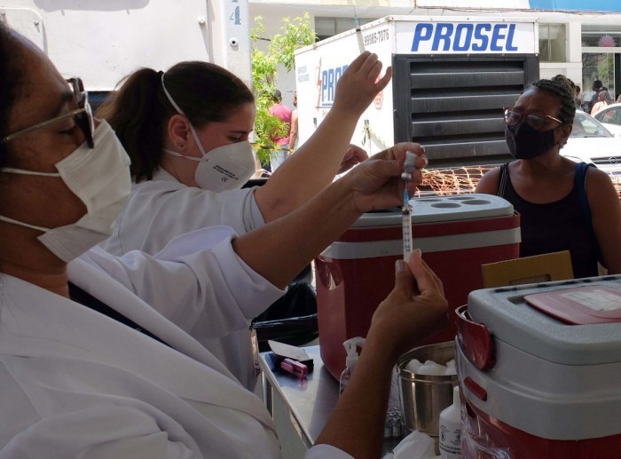 Campanha de vacinação bivalente contra Covid-19 segue nesta terça-feira (18) em Nova Iguaçu