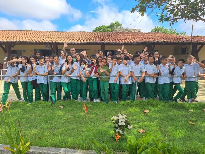 Estudantes de escola de tempo integral visitam casa de repouso para idosos em Teresina