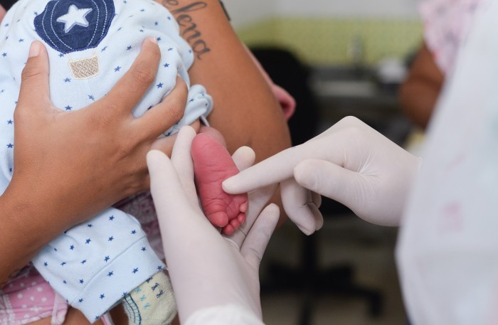 Técnicos de enfermagem e enfermeiros são capacitados para realizar coleta do teste do pezinho