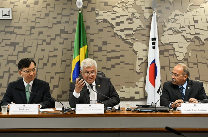 O presidente do grupo, Astronauta Marcos Pontes (C), e o vice, Chico Rodrigues (à dir.), com o embaixador Lim Ki-mo - Jefferson Rudy/Agência Senado