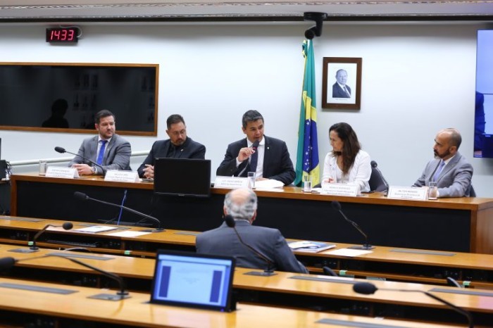 Diego Garcia (C) destacou aumento do tempo de tela entre crianças após a pandemia - (Foto: Vinicius Loures/Câmara dos Deputados)