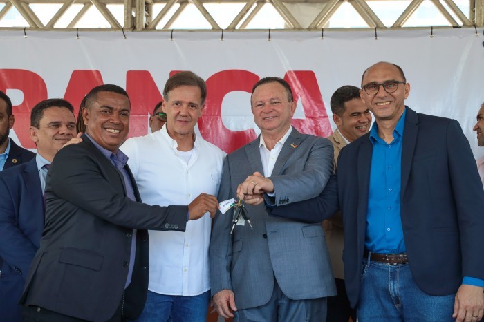 Carlos Brandão entregou a chave das viaturas para os gestores municipais - Foto: Gilson Teixeira
