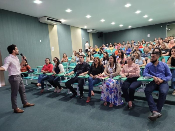 Professores de Língua Portuguesa trocam experiências durante formação