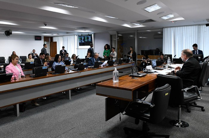 Esperidião Amin, Augusta Brito e Flávio Arns solicitaram a audiência com Camilo Santana, agendada para esta terça - Roque de Sá/Agência Senado