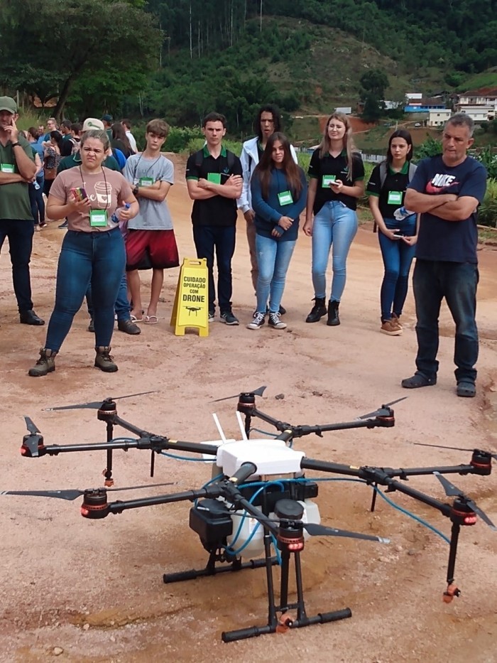 Estudantes participam de aula de campo sobre pulverização com drones e calibração de pulverizadores