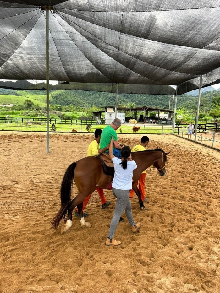 Projeto de equoterapia da Penitenciária Agrícola atende idosos com deficiência