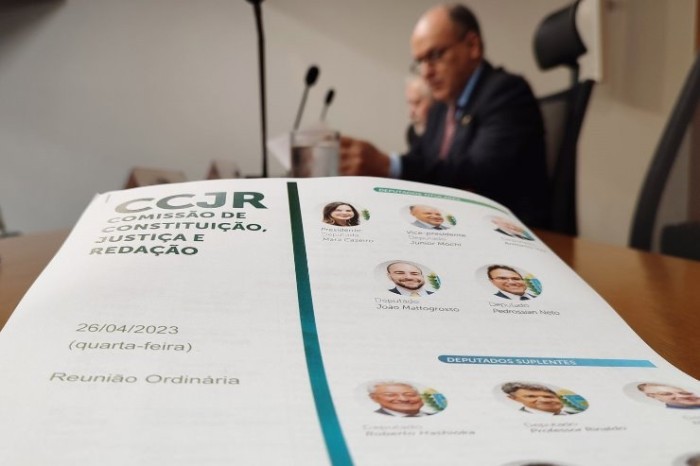 Projeto que exige assinatura física em empréstimos online para idosos passa pela CCJR