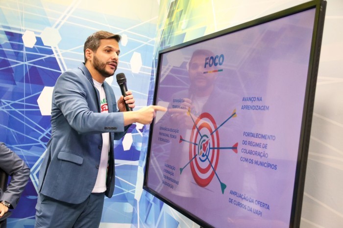 No Dia da Educação, Seduc anuncia antecipação de repasses do Programa de Autonomia das escolas