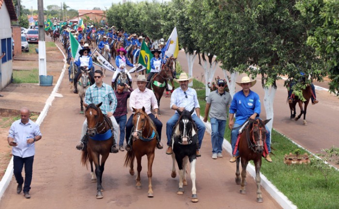Governador Wanderlei Barbosa liderou as comitivas e percorreu todo o trajeto de cerca de 5 km, do povoado Mato Redondo até o centro da cidade - Foto: Esequias Araújo/Governo do Tocantins