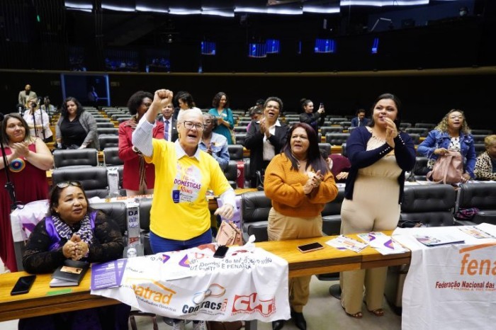 Lideranças das empregadas domésticas participaram da sessão solene - (Foto: Pablo Valadares / Câmara dos Deputados)