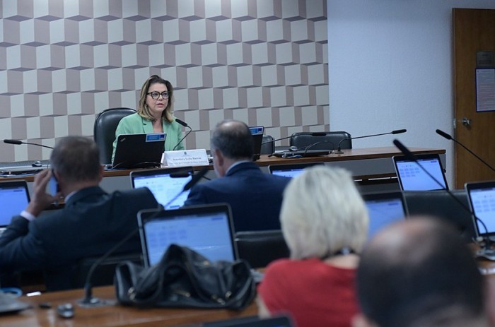 Leila Barros, presidente da CMA, na reunião em que foram votados requerimentos para ouvir ministros - Foto: Geraldo Magela/Agência Senado
