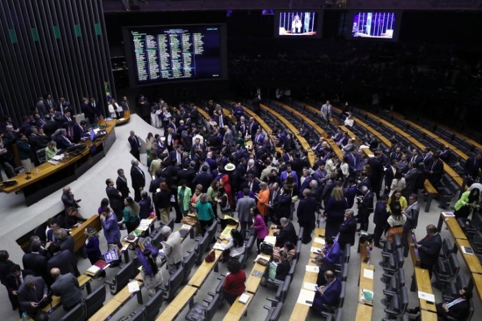 Deputados analisam pedidos de urgência; acompanhe