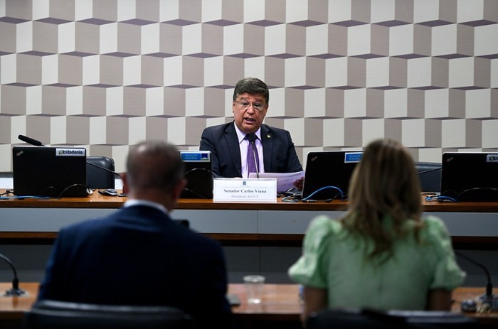 O presidente da CCT, senador Carlos Viana, em reunião do colegiado em abril - Foto: Edilson Rodrigues/Agência Senado