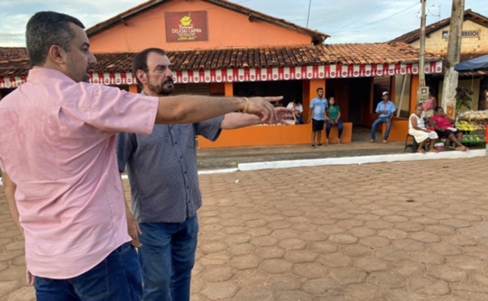 Secretário de administração de Filadélfia, Esau Maranhão, mostra a nova pavimentação de Bielândia para Issam Saado, que representou o governador - Foto: Philipe Ramos/Governo do Tocantins