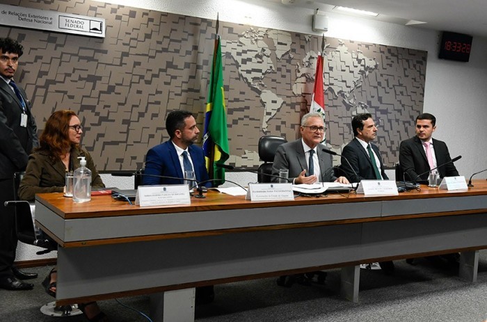 Renan Calheiros (ao centro) com convidados da audiência na CRERasgando a Cortina de Silêncios: O lado B da exploração do sal-gema de Maceió