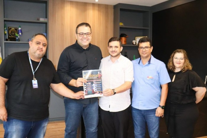 Prefeito Alan Guedes recebe representantes da paróquia Santa Teresinha