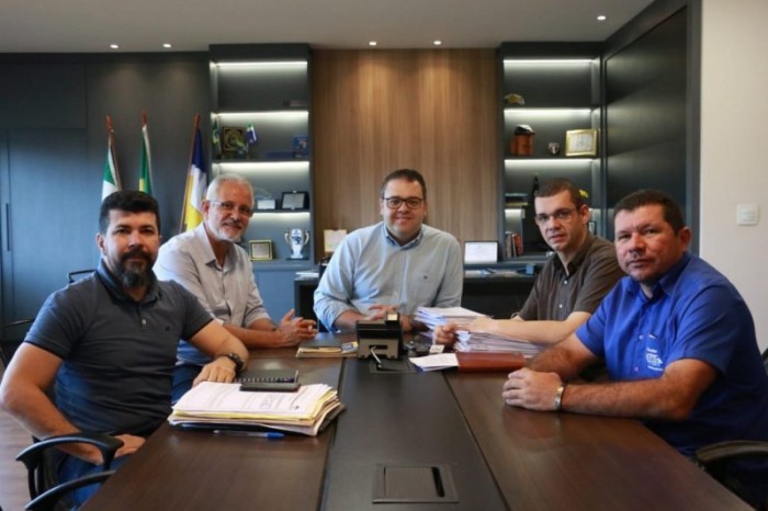 Prefeito Alan Guedes assina o projeto para a emissão do alvará de construção da Central do Cidadão