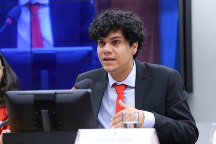 Reportagem de Thalys Alcântara chamou a atenção dos deputados - (Foto: Vinicius Loures/Câmara dos Deputados)