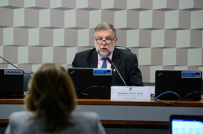 Presidente da Comissão de Educação, o senador Flávio Arns é autor do projeto sobre responsabilidade educacional - Foto: Pedro França/Agência Senado