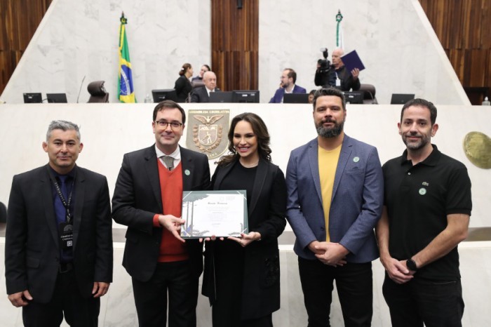 A homenagem foi entregue no início da sessão plenária desta segunda-feira (15). / Créditos: Orlando Kissner/Alep