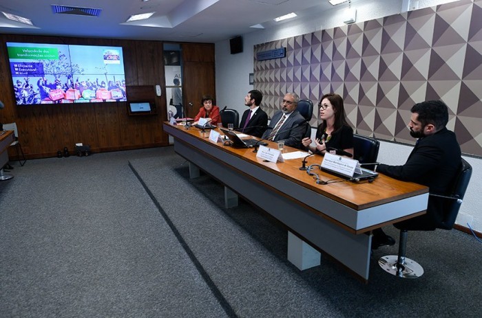 Sugestão legislativa que cria o Estatuto do Trabalho tem sido debatida pela CDH, presidida por Paulo Paim - Foto: Edilson Rodrigues/Agência Senado