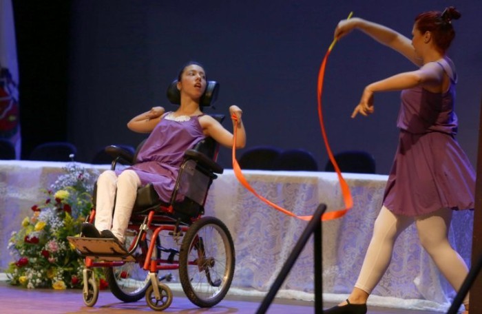 Bailarina dança em Congresso Regional da Pessoa com Deficiência em Uberaba (MG) - (Foto: Enerson Cleiton/Prefeitura de Uberaba-MG)