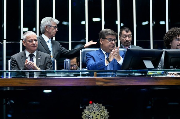 O embaixador de Israel no Brasil, Daniel Zonshine, e Carlos Viana, que presidiu a sessão solene - Foto: Geraldo Magela/Agência Senado