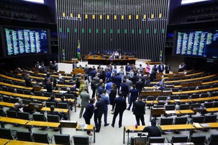 Deputados analisam projetos em Plenário - (Foto: Pablo Valadares/Câmara dos Deputados)